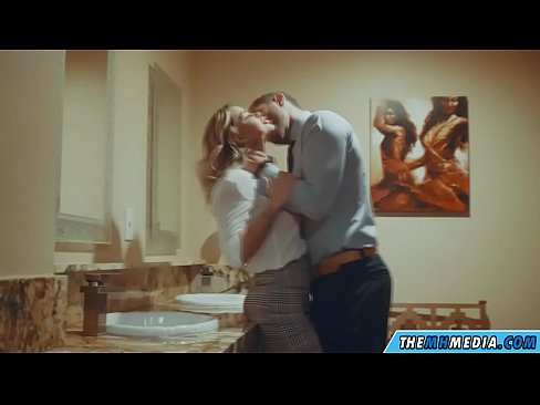 ❤️ Ina whakawaia koe e te kakaho tetona i roto i te wharepaku whanui Porno i a matou mi.redporn-tv.ru ❌❤